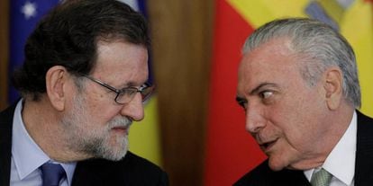 O presidente do Brasil, Michel Temer (direita), fala com o presidente espanhol Mariano Rajoy.