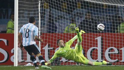 Tévez marca o gol da vitória.