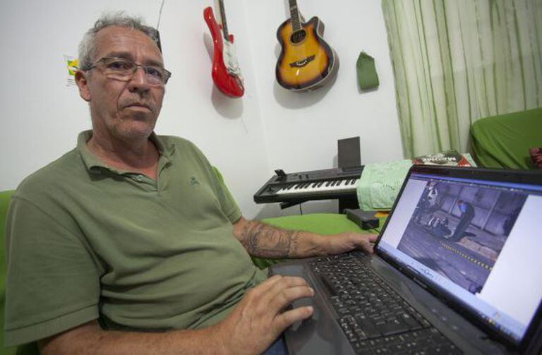 Daniel Eustáquio mostra imagem do local onde seu filho foi assassinado por PMs, em São Paulo.