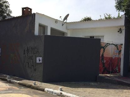 Muro da residência de João Batista, pintado de cinza por ele mesmo.