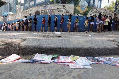 Eleitores votam no Complexo do Alemão, no Rio de Janeiro, neste domingo.