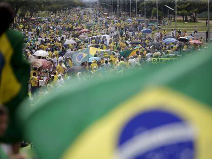 Manifestações contra Dilma em Brasília, neste domingo.