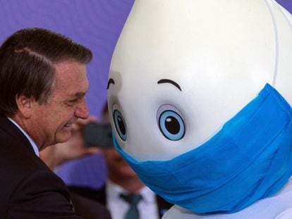 Presidente Bolsonaro com o mascote Zé Gotinha, durante apresentação do plano nacional de vacinação contra a covid-19.