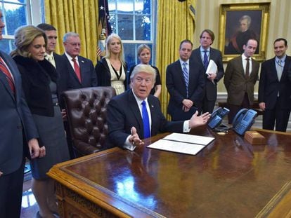 Donald Trump assina novas ordens executivas na Casa Branca.
