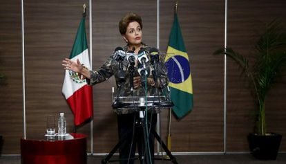 Dilma Rousseff fala à imprensa na Cidade do México.