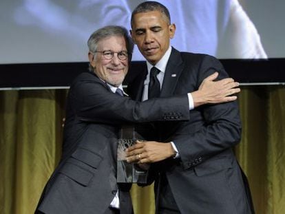Obama recebendo o prêmio a mãos de Spielberg