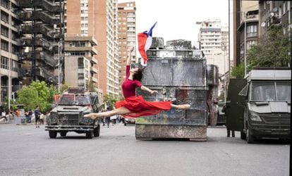 'O despertar', fotografia artística com o salto da bailarina Catalina Duarte diante de blindados da polícia em Santiago em 25 de outubro.