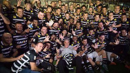 Elenco do Corinthians posa para foto do título.