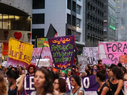 Mulheres protestam contra Cunha na Avenida Paulista.