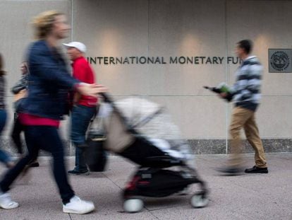 Transeúntes passam em frente à sede do FMI em Washington.