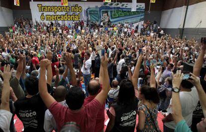 Metroviários de São Paulo votam pela continuidade da greve durante assembleia do sindicato.
