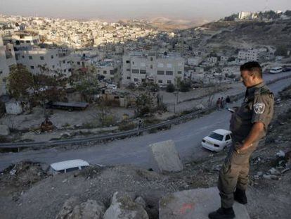 Policial israelense em bairro árabe de Israel.