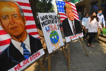 Cartazes sobre as eleições nos EUA colocados em frente a uma escola de arte na cidade indiana de Mumbai, no dia 29 de outubro.