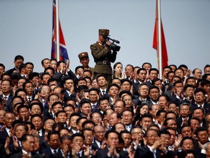 Um soldado filma ao público no desfile deste sábado em Pyongyang.