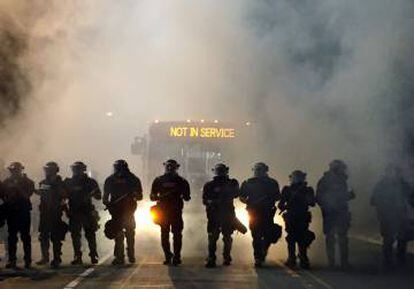 Policiais bloqueiam passagem em Charlotte. Stringer Reuters