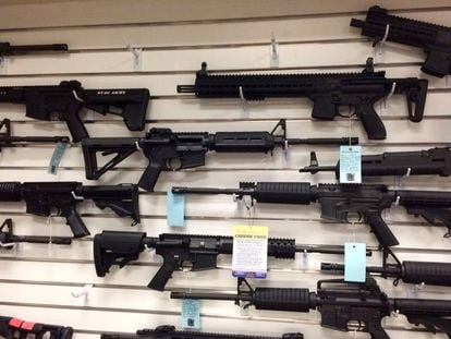 Rifles de estilo militar pendurados em uma parede da loja na qual o assassino de Orlando comprou suas armas