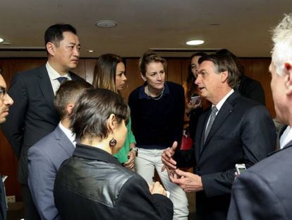 Bolsonaro conversa com os jornalistas. 