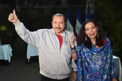 Ortega e Murillo, durante as eleições deste domingo na Nicarágua.