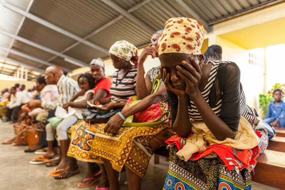 Uma mulher aguarda atendimento no hospital de Manhiça (Moçambique).