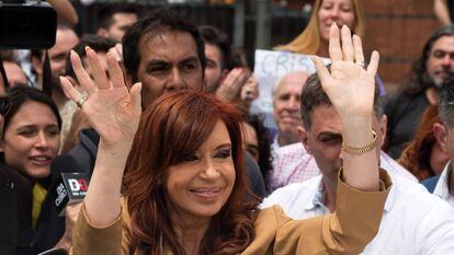 Fernández saúda a seus simpatizantes à saída de um tribunal em outubro.