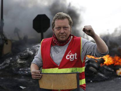 Um sindicalista olha para a câmera após criar uma barricada para impedir o acesso a uma refinaria durante a greve em Douchy les Mines, norte da França.