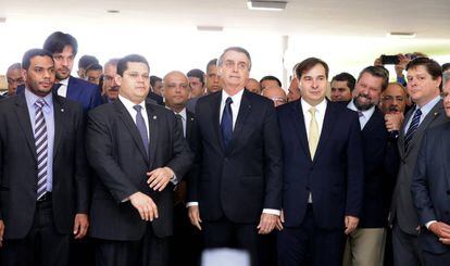 O presidente do Senado, Davi Alcolumbre (à esq.), o presidente Jair Bolsonaro e Rodrigo Maia na chapelaria do Congresso.