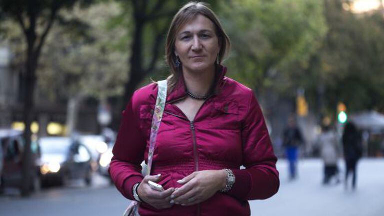 Laura Darriba, que é obrigada a se vestir de homem para ver o filho.