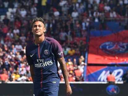 Neymar, durante sua apresentação à torcida do Paris Saint-Germain.