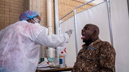 Homem realiza um teste PCR para saber se está com covid-19 em Joanesburgo, na África do Sul, onde foi detectada a variante ômicron do coronavírus, em 30 de novembro deste ano.