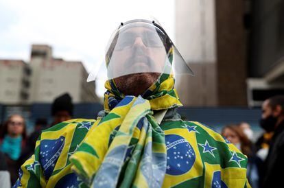 Apoiador de Bolsonaro participa de protesto contra a quarentena em São Paulo neste domingo.