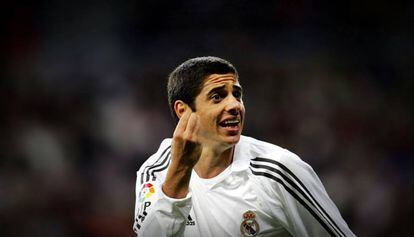Cicinho, defendendo o Real Madrid, em 2006.