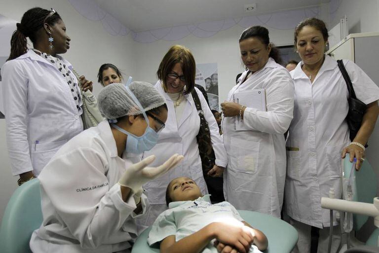 Médicos cubanos durante uma sessão de treinamento em uma clínica de saúde em Brasília.