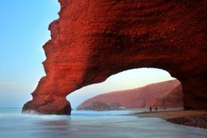 Arcos de rocha natural na praia de Legzira, em Marrocos.