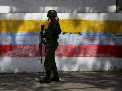 Um militar em um colégio eleitoral de Caracas.
