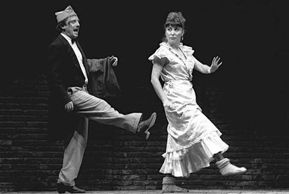 Veronica Forqué and Manuel Galiana in 'Oh, Carmela!'  at the Figaro theater in Madrid, in 1988. 
