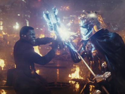 Finn (John Boyega) luta contra o capitão Phasma (Gwendoline Christie), em ‘Os Últimos Jedi’.