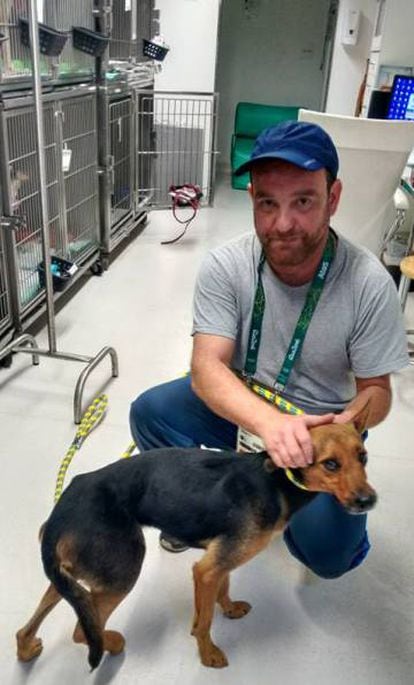 Pedroso leva cachorro com a pata machucada para tratamento.