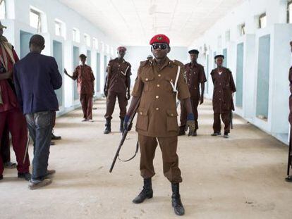 Um grupo de voluntários para participar na perseguição ao grupo Boko Haram, nesta quarta-feira no nordeste da Nigéria.