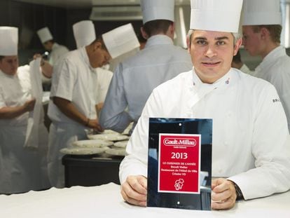 O chef Benoît Violier posa com o certificado de melhor restaurante do guia Gault Millau de 2013.