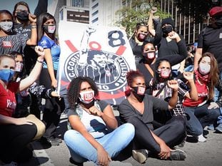 Grupo de torcedoras antifascismo protesta na avenida Paulista.