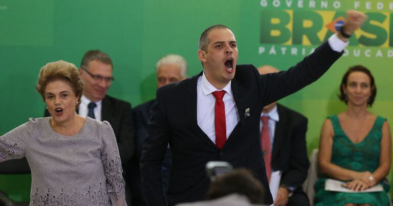 Dilma e militante em ato com juristas no dia 22.