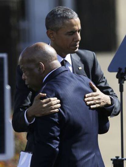 Obama abraça o parlamentar John Lewis, um dos manifestantes que ficaram feridos em Selma.