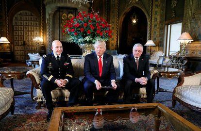 Trump apresenta como assessor ao general McMaster (esquerda) em Mar a Lago.