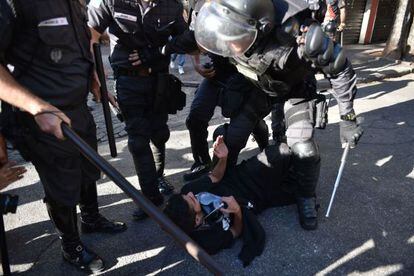 A&ccedil;&atilde;o policial durante um protesto anti-Copa no Rio.