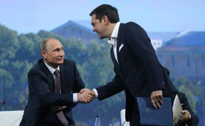 Putin e Tsipras em São Petersburgo.