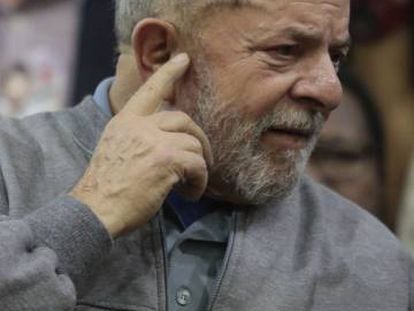 Lula participa de ato contra propostas de reforma trabalhista.