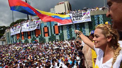Lilian Tintori ondea uma bandeira venezuelana durante uma manifestação contra Maduro o 26 de outubro.