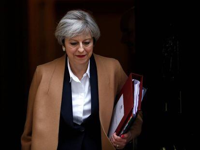 A primeira-ministra britânica, Theresa May, sai de sua residência no número 10 de Downing Street em Londres