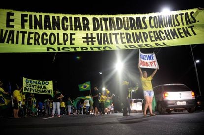 Opositores a Dilma Rousseff manifestam-se nas ruas de Brasília.