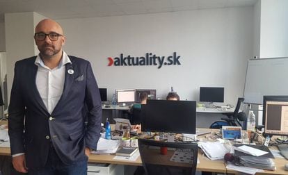 Peter Bardy, diretor do Aktualitaty.sk, em frente à mesa de trabalho de Kuciak